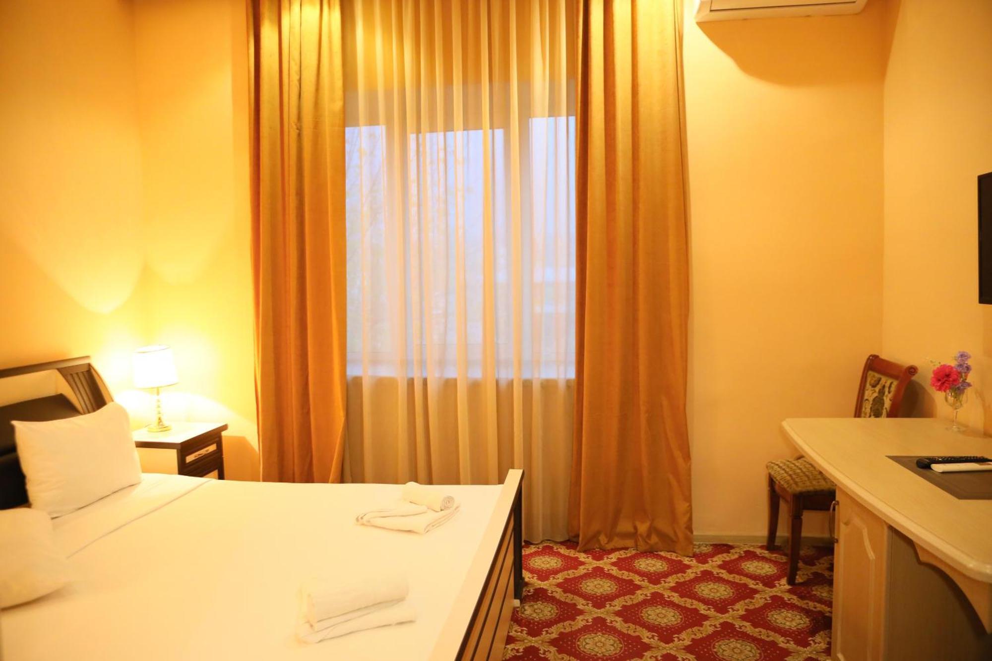 Elko Hotel Єреван Екстер'єр фото